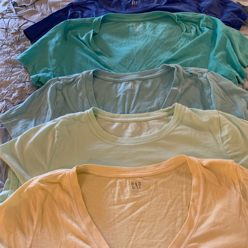 Gap T-Shirt bundle. All are size Small. All 5 for one price.